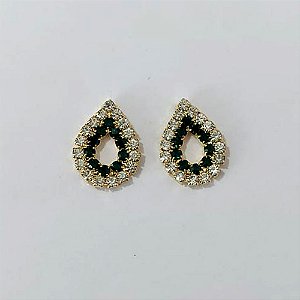 BRINCO FOLHEADO A OURO - BANHADO COM 5 MILÉSIMOS + VERNIZ DIAMOND - BRINCO DE PINO FORMATO GOTA COM MICRO ZIRCÔNIAS CRISTAIS E VERDES 17MM - OURO1287