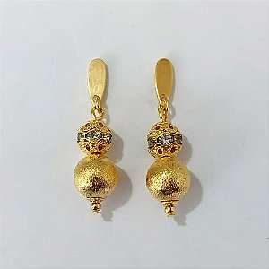 BRINCO FOLHEADO A OURO - BANHADO COM 5 MILÉSIMOS + VERNIZ DIAMOND - BRINCO DE PINO COM ESFERAS E MICROS ZIRCÔNIAS CRISTAIS 35MM - OURO1288