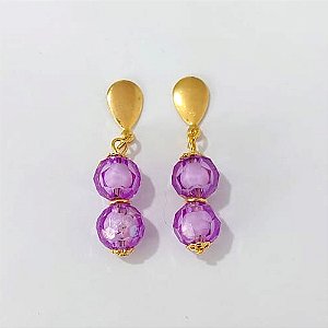 BRINCO FOLHEADO A OURO - BANHADO COM 5 MILÉSIMOS + VERNIZ DIAMOND - BRINCO DE PINO COM GOTA E ESFERAS ACRÍLICAS LILÁS 42MM - OURO1289