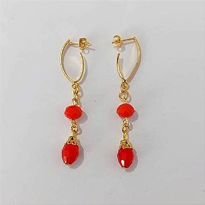 BRINCO FOLHEADO A OURO - BANHADO COM 5 MILÉSIMOS + VERNIZ DIAMOND - BRINCO DE PINO COM BASE COMPRIDA E ESFERAS ACRÍLICAS VERMELHAS 60MM - OURO1290