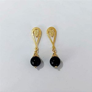 BRINCO FOLHEADO A OURO - BANHADO COM 5 MILÉSIMOS + VERNIZ DIAMOND - BRINCO DE PINO BASE GOTA VAZADA E PEDRA EM ACRÍLICO ROXO 41MM - OURO1293