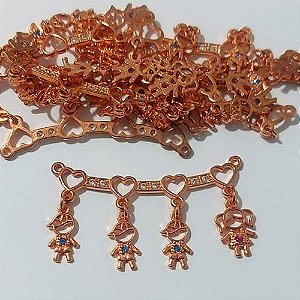 ACESSÓRIO NO BRUTO PRONTO PARA O BANHO - (MAD) (CX.,54) CANGA 3 MENINOS E 1 MENINA COM ZIRCÔNIA 20X40MM - PESO TOTAL 2,6GR - BRU0003857