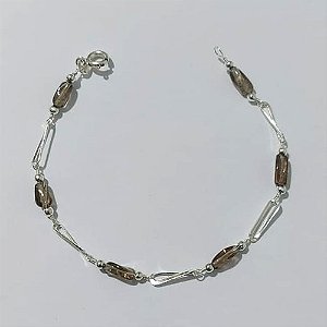 PULSEIRA FOLHEADA A PRATA COM 50 MILÉSIMOS + VERNIZ DIAMOND - PULSEIRA 17CM COM ELEMENTOS VAZADOS E DETALHES EM ACRÍLICOS - PRA897