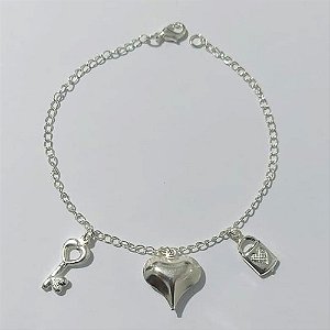 PULSEIRA FOLHEADA A PRATA COM 50 MILÉSIMOS + VERNIZ DIAMOND - PULSEIRA 18CM COM CHAVE, CORAÇÃO E CADEADO - PRA905