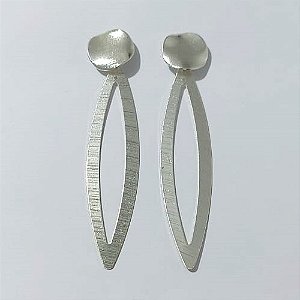 BRINCO FOLHEADO A PRATA COM 50 MILÉSIMOS + VERNIZ DIAMOND - BRINCO DE PINO COM BASE REDONDA MARTELADA E ELEMENTO OVAL VAZADO 74MM - PRA943