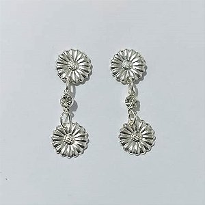 BRINCO FOLHEADO A PRATA COM 50 MILÉSIMOS + VERNIZ DIAMOND - BRINCO DE PINO COM FLORES E PEDRA EM ZIRCÔNIA 31MM - PRA944