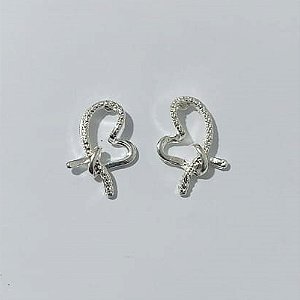 BRINCO FOLHEADO A PRATA COM 50 MILÉSIMOS + VERNIZ DIAMOND - BRINCO DE PINO CORAÇÃO VAZADO 16MM - PRA945