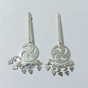 BRINCO FOLHEADO A PRATA COM 50 MILÉSIMOS + VERNIZ DIAMOND - BRINCO DE PINO BASE COMPRIDA E PINGENTE REDONDO VAZADO 52MM - PRA951