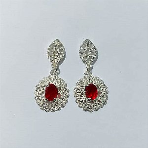 BRINCO FOLHEADO A PRATA COM 50 MILÉSIMOS + VERNIZ DIAMOND - BRINCO DE PINO BASE FOLHA VAZADA E PINGENTE FLOR COM ZIRCÔNIA VERMELHA 36MM - PRA952