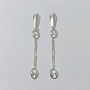 BRINCO FOLHEADO A PRATA COM 50 MILÉSIMOS + VERNIZ DIAMOND - BRINCO DE PINO BASE GOTA E PINGENTE CORRENTE COM ELEMENTOS VAZADOS 58MM - PRA953