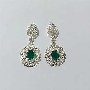 BRINCO FOLHEADO A PRATA COM 50 MILÉSIMOS + VERNIZ DIAMOND - BRINCO DE PINO BASE FOLHA VAZADA E PINGENTE FLOR COM ZIRCÔNIA VERDE 36MM - PRA954