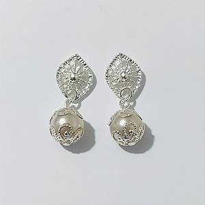 BRINCO FOLHEADO A PRATA COM 50 MILÉSIMOS + VERNIZ DIAMOND - BRINCO DE PINO BASE VAZADA E ESFERA 30MM - PRA957