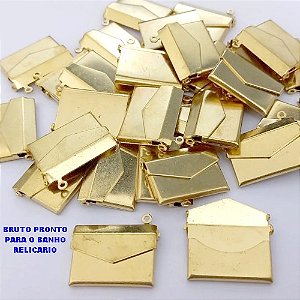 RELICARIO NO BRUTO PRONTO PARA O BANHO(CX176) RELICARIO 100% LATÃO TIPO ENVELOPE 1,8X1,5CM (COM UMA ARGOLA)) / PESO 2,6GR / BRU25371