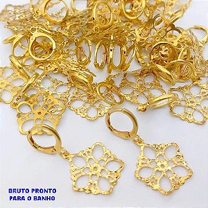 BRINCO NO BRUTO PRONTO PARA BANHO (CX177) (100% LATÃO) - BRINCO DE ARGOLINHA DE PRESSÃO(TRANQUETA)-TAMANHO UMA FLOR DE 1.8CM - PESO TOTAL 1.4GR - BRU25424