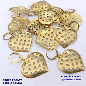 BRINCO NO BRUTO PRONTO PARA BANHO (CX178) (100% LATÃO) -BRINCO COM ARGOLINHA DE PRESSÃO(TRANQUETA) COM CORAÇÃO VASADO DE 2,5CM - PESO TOTAL 3.6GR - BRU25439