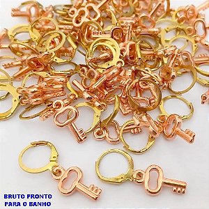 BRINCO NO BRUTO PRONTO PARA BANHO (CX178) (100% LATÃO) -BRINCO COM ARGOLINHA DE PRESSÃO(TRANQUETA) COM PINGENTE DE CHAVE EM ABS - PESO TOTAL 1.6GR - BRU25441