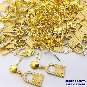 BRINCO NO BRUTO PRONTO PARA BANHO (CX178) (100% LATÃO) -BRINCO COM BASE DE PINO TRADICIONAL COM PINGENTE DE CADEADO- PESO TOTAL 1.2GR - BRU25442