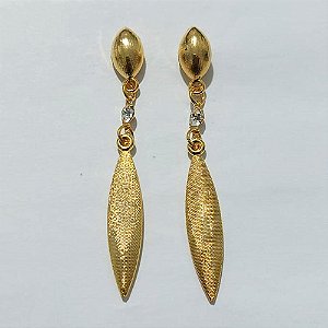 BRINCO FOLHEADO A OURO - BANHADO COM 5 MILÉSIMOS + VERNIZ DIAMOND - BRINCO DE PINO BASE E PINGENTE OVAL E PEDRA EM ZIRCÔNIA 63MM - OURO1301