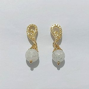 BRINCO FOLHEADO A OURO - BANHADO COM 5 MILÉSIMOS + VERNIZ DIAMOND - BRINCO DE PINO BASE VAZADA E ACRÍLICO LEITOSO 8MM - OURO1302