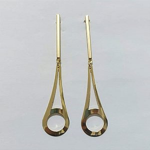 BRINCO FOLHEADO A OURO - BANHADO COM 5 MILÉSIMOS + VERNIZ DIAMOND - BRINCO DE PINO BASE FINA COMPRIDA E PINGENTE GOTA VAZADA 66MM - OURO1304
