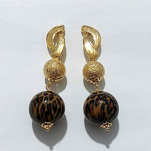 BRINCO FOLHEADO A OURO - BANHADO COM 5 MILÉSIMOS + VERNIZ DIAMOND - BRINCO DE PINO BASE VAZADA E PINGENTE PEDRA SINTÉTICA E ESFERA COM BRILHOS 55MM - OURO1306
