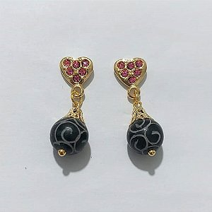 BRINCO FOLHEADO A OURO - BANHADO COM 5 MILÉSIMOS + VERNIZ DIAMOND - BRINCO DE PINO BASE CORAÇÃO COM ZIRCÔNIAS E COM PINGENTE EM ACRÍLICO 30MM - OURO1308