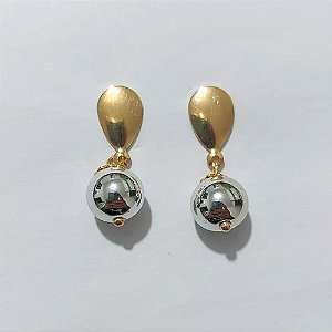 BRINCO FOLHEADO A OURO - BANHADO COM 5 MILÉSIMOS + VERNIZ DIAMOND - BRINCO DE PINO BASE GOTA E PINGENTE EM ACRÍLICO CROMADO 28MM - OURO1309