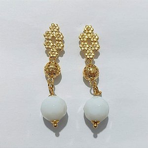 BRINCO FOLHEADO A OURO - BANHADO COM 5 MILÉSIMOS + VERNIZ DIAMOND - BRINCO DE PINO BASE FLOR VAZADA E PINGENTE EM ACRÍLICO BRANCO 45MM - OURO1311