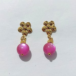 BRINCO FOLHEADO A OURO - BANHADO COM 5 MILÉSIMOS + VERNIZ DIAMOND - BRINCO DE PINO BASE FLOR E PINGENTE EM ACRÍLICO ROSA 25MM - OURO1312