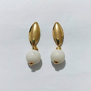 BRINCO FOLHEADO A OURO - BANHADO COM 5 MILÉSIMOS + VERNIZ DIAMOND - BRINCO DE PINO BASE OVAL E PINGENTE EM ACRÍLICO BRANCO 35MM - OURO1313