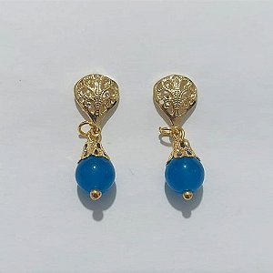 BRINCO FOLHEADO A OURO - BANHADO COM 5 MILÉSIMOS + VERNIZ DIAMOND - BRINCO DE PINO BASE FOLHA E PINGENTE EM ACRÍLICO AZUL 29MM - OURO1317