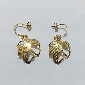 BRINCO FOLHEADO A OURO - BANHADO COM 5 MILÉSIMOS + VERNIZ DIAMOND - BRINCO DE ANZOL COM ZIRCÔNIA E PINGENTE FOLHA VAZADA 25MM - OURO1322