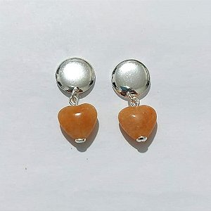 BRINO FOLHEADO A PRATA COM 50 MILÉSIMOS + VERNIZ DIAMOND - BRINCO BASE REDONDA E PINGENTE CORAÇÃO EM PEDRA NATURAL 14MM - PRA980