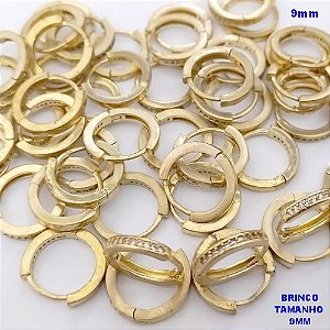 BRINCO NO BRUTO PRONTO PARA O BANHO(CX178) - BRINCO ARGOLINHA DE PRESSÃO REDONDO cravejado com uma fileira de zirconia - TAMANHO: 9MM - PESO TOTAL 0,8GR - BRU25452
