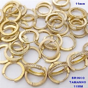 BRINCO NO BRUTO PRONTO PARA O BANHO(CX178) - BRINCO ARGOLINHA DE PRESSÃO REDONDO cravejado com uma fileira de zirconia - TAMANHO: 11MM - PESO TOTAL 1GR - BRU25453