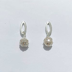 BRINCO FOLHEADO A PRATA COM 50 MILÉSIMOS + VERNIZ DIAMOND - BRINCO BASE OVAL E PÉROLA 8MM - PRA981