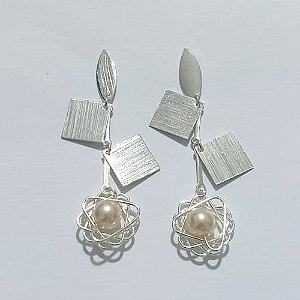 BRINCO FOLHEADO A PRATA COM 50 MILÉSIMOS + VERNIZ DIAMOND - BRINCO BASE OVAL PINGENTES GEOMÉTRICOS E PÉROLA COM ESTRELA 58MM - PRA982