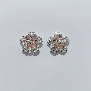 BRINCO FOLHEADO A PRATA COM 50 MILÉSIMOS + VERNIZ DIAMOND - BRINCO DE PINO FLOR COM ZIRCÔNIAS ROSAS E CRISTAL 22MM - PRA983