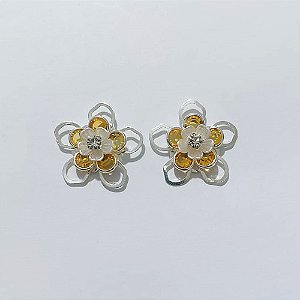BRINCO FOLHEADO A PRATA COM 50 MILÉSIMOS + VERNIZ DIAMOND - BRINCO DE PINO FLOR COM ZIRCÔNIAS AMARELAS E CRISTAL 26MM - PRA985