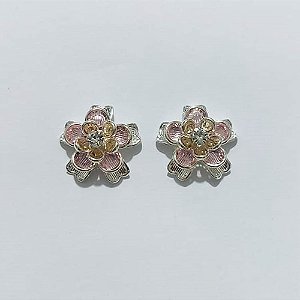 BRINCO FOLHEADO A PRATA COM 50 MILÉSIMOS + VERNIZ DIAMOND - BRINCO DE PINO FLOR COM ZIRCÔNIAS ROSAS E CRISTAL 26MM - PRA986