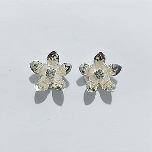 BRINCO FOLHEADO A PRATA COM 50 MILÉSIMOS + VERNIZ DIAMOND - BRINCO DE PINO FLOR COM ZIRCÔNIAS CRISTAL 20MM - PRA987