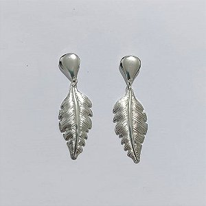 BRINCO FOLHEADO A PRATA COM 50 MILÉSIMOS + VERNIZ DIAMOND - BRINCO DE PINO BASE GOTA E PINGENTE FOLHA 30MM - PRA990