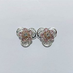 BRINCO FOLHEADO A PRATA COM 50 MILÉSIMOS + VERNIZ DIAMOND - BRINCO DE PINO FLOR COM ZIRCÔNIAS ROSAS E CRISTAL 23MM - PRA992