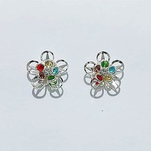 BRINCO FOLHEADO A PRATA COM 50 MILÉSIMOS + VERNIZ DIAMOND - BRINCO DE PINO FLOR COM ZIRCÔNIAS COLORIDAS E CRISTAL 20MM - PRA993