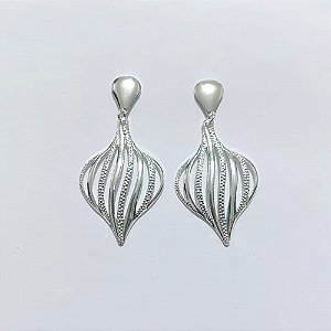 BRINCO FOLHEADO A PRATA COM 50 MILÉSIMOS + VERNIZ DIAMOND - BRINCO DE PINO BASE GOTA E PINGENTE FOLHA VAZADA 37MM - PRA995
