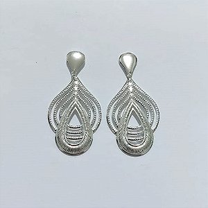 BRINCO FOLHEADO A PRATA COM 50 MILÉSIMOS + VERNIZ DIAMOND - BRINCO DE PINO BASE GOTA E PINGENTE GOTA DUPLA VAZADA 35MM - PRA996