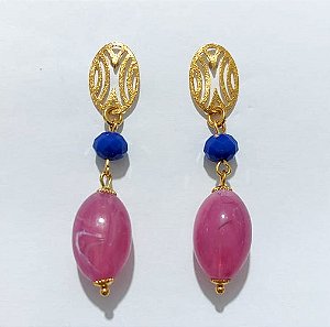 BRINCO FOLHEADO A OURO - BANHADO COM 5 MILÉSIMOS + VERNIZ DIAMOND - BRINCO BASE OVAL VAZADA E PEDRA OVAL NATURAL ROSA 26MM - OURO1222