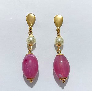 BRINCO FOLHEADO A OURO - BANHADO COM 5 MILÉSIMOS + VERNIZ DIAMOND - BRINCO BASE GOTA COM PÉROLA E PEDRA OVAL NATURAL ROSA 21MM - OURO1223