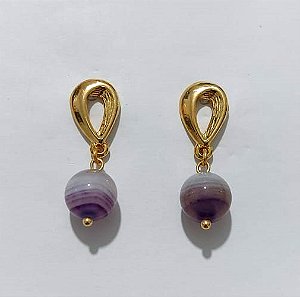 BRINCO FOLHEADO A OURO - BANHADO COM 5 MILÉSIMOS + VERNIZ DIAMOND - BRINCO BASE GOTA VAZADA E PEDRA REDONDA NATURAL LILÁS 10MM - OURO1224