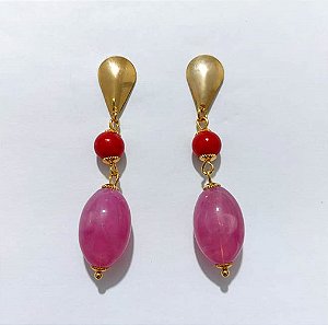 BRINCO FOLHEADO A OURO - BANHADO COM 5 MILÉSIMOS + VERNIZ DIAMOND - BRINCO BASE GOTA E PEDRA NATURAL LILÁS 21MM - OURO1226